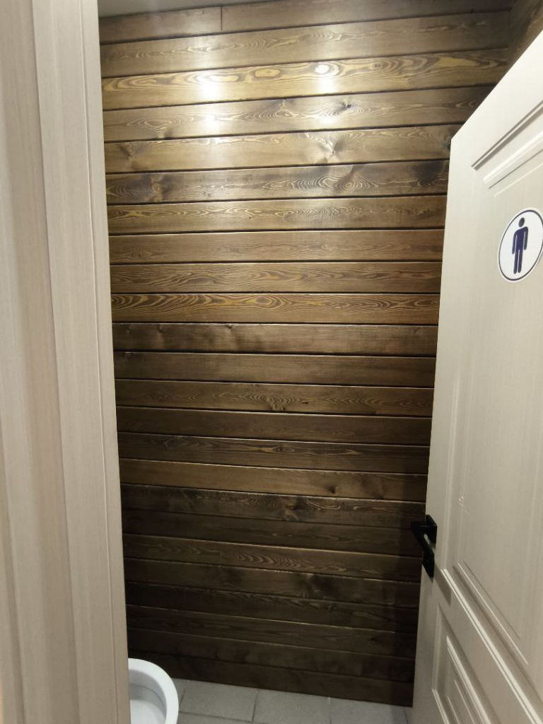 Фото-пример обшивки стен в туалете вагонкой из дерева с последующей обработкой защитной пропиткой от плесени. Стоимость не дороже пластика, но экологичнее и смотрится уютнее. Ракурс_3